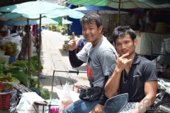 31-Smiley-people-Sri-Din-Daeng-market